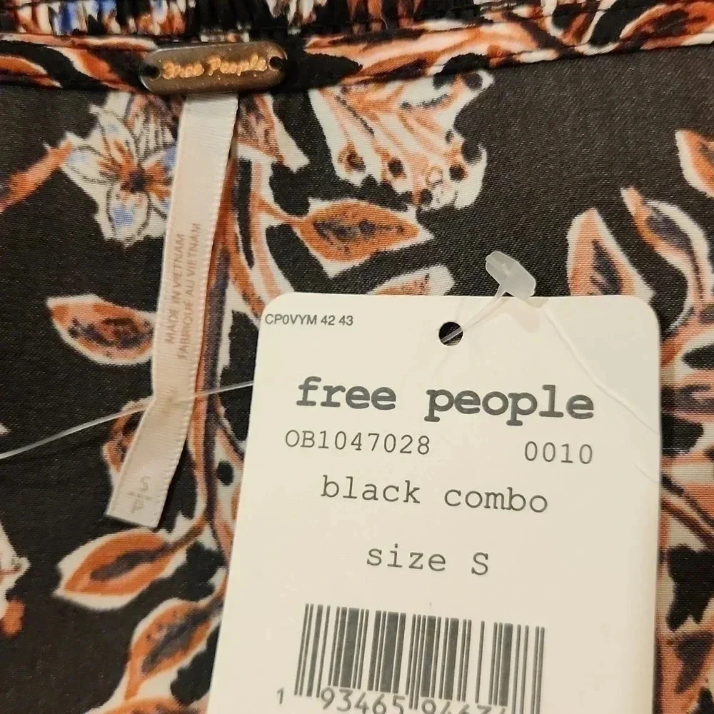 NWT || FREE PEOPLE || Santiago smocked blouse, crop, black, floral, size small